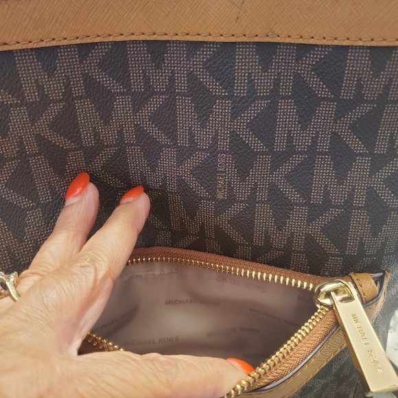 Michael Kors MK Brown Leather Bag Monogram Logo Crossbody Messenger EUC - Picture 5 of 16
